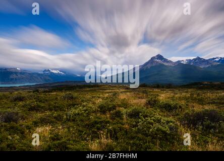 PARC NATIONAL TORRES DEL PAINE, CHILI - VERS FÉVRIER 2019 : vue sur la chaîne de montagnes et le paysage du parc national Torres del Paine, Chili. Banque D'Images