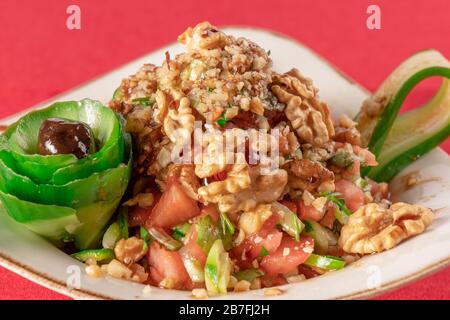 Poires fraîches, salade de fromage bleu avec mélange de légumes verts, noix, canneberge. Photo du stock de nourriture saine Banque D'Images