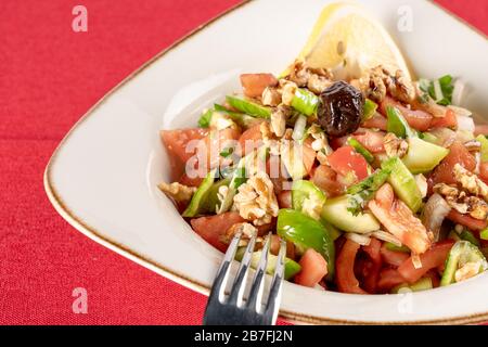 Poires fraîches, salade de fromage bleu avec mélange de légumes verts, noix, canneberge. Photo du stock de nourriture saine Banque D'Images