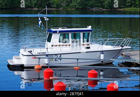 Umea, Norrland Suède - 23 juin 2019 : un petit bateau à moteur se trouve au port de Strompils dans la rivière Banque D'Images