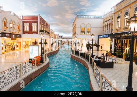 À l'intérieur du centre commercial Villaggio à Doha, au Qatar - une « mini-Venise » avec canaux, gondoles et plafond artificiel de ciel de jour Banque D'Images