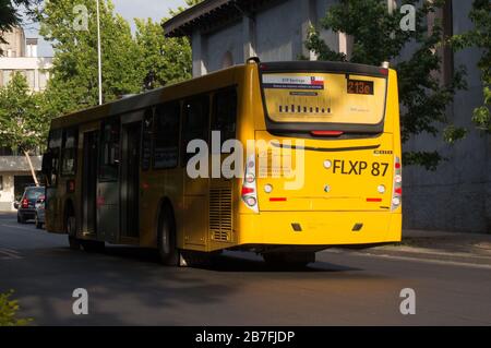 SANTIAGO, CHILI - DÉCEMBRE 2015 : un bus de transport public Transantiago dans le centre-ville de Santiago Banque D'Images
