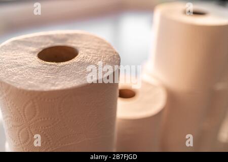 Papier toilette rouleaux salle de bain tissu hoding sur étagère de magasin. Banque D'Images