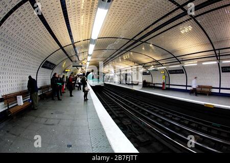 Passagers en attente d'un train arrivant à la station de métro Concorde, rive droite, Paris, France, Europe, couleur Banque D'Images