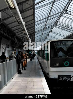 Les passagers attendent de monter à bord d'un train à la station de métro Dupleix en plein air sur la ligne 6, Left Bank, Paris, France, Europe, couleur Banque D'Images