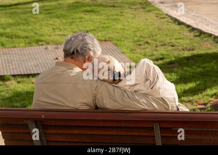 Lisbonne, Portugal - 2 mars 2020: Vue arrière d'un couple senior assis sur un banc dans un parc Banque D'Images