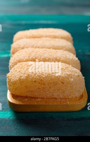 boulettes de riz mochi ou gluant sur une table en bois Banque D'Images