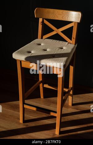 Grand mobilier de chaise de bar en bois avec coussin Banque D'Images