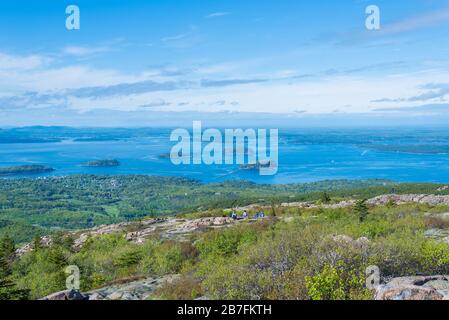 Vue imprenable sur les belles petites îles de la montagne Cadillac dans le parc national Acadia Maine USA Banque D'Images