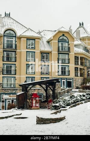 MONT-TREMBLANT, QC, CANADA - FÉVRIER 2020 village de Mont-Tremblant en hiver Banque D'Images