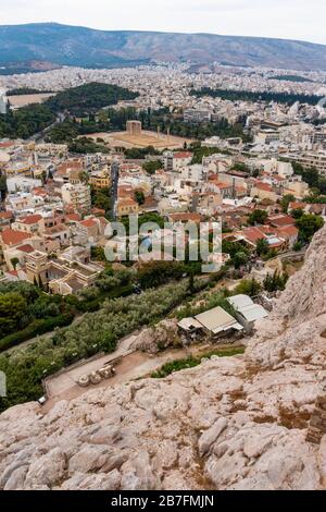 Vue sur le temple de Zeus olympique, vue depuis le sommet de l'Acropole d'Athènes, Grèce Banque D'Images