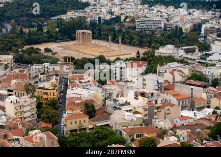 Vue sur le temple de Zeus olympique, vue depuis le sommet de l'Acropole d'Athènes, Grèce Banque D'Images