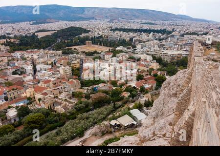 Vue sur le temple de Zeus olympique, vue depuis le sommet de l'Acropole d'Athènes, Grèce Banque D'Images