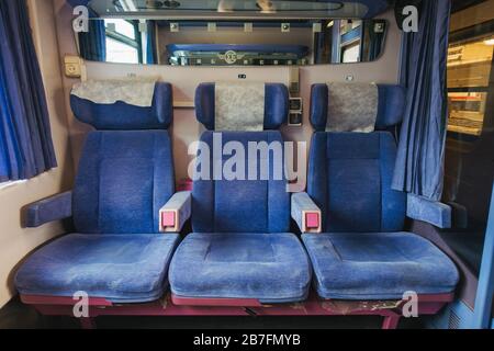 Sièges passagers dans une cabine sur la ligne de train à grande vitesse Athènes-Thessalonique Banque D'Images