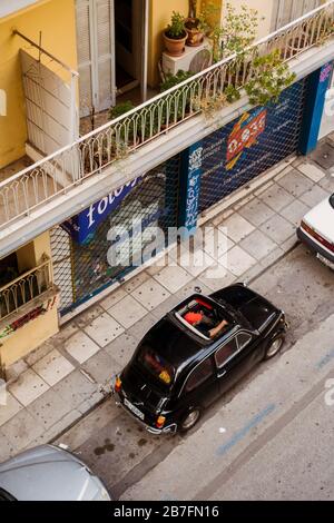 Vue panoramique d'un homme préparant sa Fiat 500 Bambino classique pour un trajet à Thessalonique, Grèce Banque D'Images