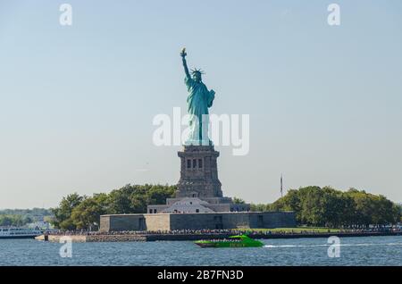 Vue imprenable sur la Statue de la liberté à New York NY USA Banque D'Images