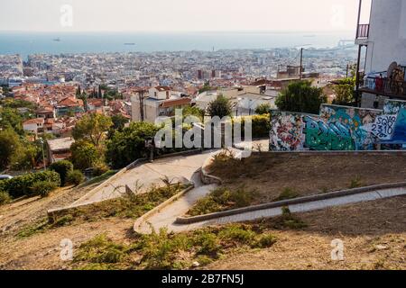 Vue sur Thessalonique en direction du golfe Thermaïque, vue depuis la Tour Trigonon. Un pavé sinueux serpente la colline Banque D'Images