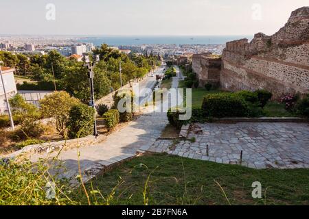 Vue sur Thessalonique en direction du golfe Thermaïque, vue depuis la Tour Trigonon. Il reste encore un mur fortifié de l'ère byzantine Banque D'Images