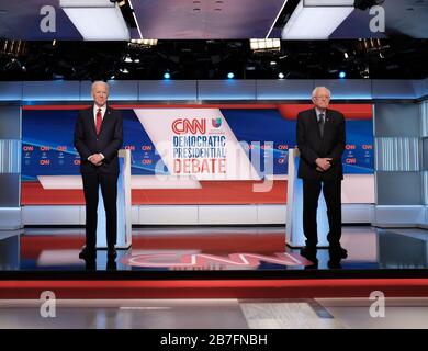 Washington DC, États-Unis. 15 mars 2020. Les candidats démocrates Joe Biden (L) et Bernie Sanders participent à un débat dans un studio CNN à Washington, DC le dimanche 15 mars 2020. En raison du coronavirus, le débat s'est tenu sans audience et conformément aux directives des CDC, leurs podiums étaient à six pieds d'intervalle. Photo de CNN/UPI crédit: UPI/Alay Live News Banque D'Images