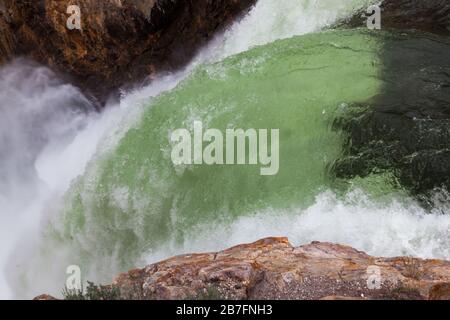 Le sommet des chutes inférieures de la rivière Yellowstone tandis que l'eau verte chute fortement au-dessus d'une falaise dans le parc national Yellowstone, Wyoming. Banque D'Images