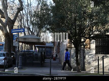 (200316) -- ROME, 16 mars 2020 (Xinhua) -- un piéton portant un masque de visage marche dans une rue à Rome, Italie, le 15 mars 2020. L'épidémie de coronavirus a continué de revendiquer des victimes en Italie alors que la nation méditerranéenne restait dans un verrouillage national dimanche, selon de nouvelles données publiées par le Département de la protection civile. Lors d'une conférence de presse télévisée en soirée, le chef du Département de la protection civile, Angelo Borrelli, a confirmé que 24 747 personnes ont fait des tests positifs pour le coronavirus et que 1 809 sont mortes depuis que l'épidémie a éclaté pour la première fois dans le nord de l'Italie le 21 février. (Xinh Banque D'Images