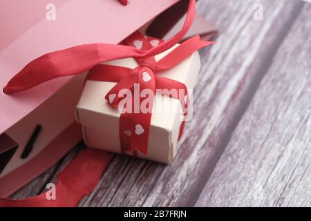 Gros plan du cadeau de Saint-Valentin sur la table Banque D'Images