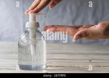 Gel désinfectant pour les mains avec désinfectant pour l'alcool pour la prévention du coronavirus. Banque D'Images