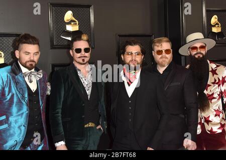 26 janvier 2020, Los Angeles, CA, États-Unis: LOS ANGELES - 26 JANVIER: Rival Sons - Michael Miley, Scott Holiday, Jay Buchanan, Dave Beste, Todd Ogren-Brooks aux Grammy Awards 2020 - arrivées au Staples Center le 26 janvier 2020 à Los Angeles, CA (Credit image: © Kay Blake/ZUMA Wire) Banque D'Images