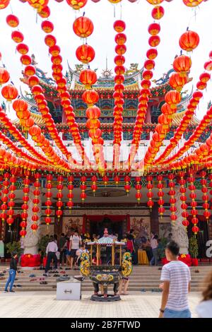 Décorations de fête le nouvel an chinois avec des lanternes rouges du temple chinois. Banque D'Images