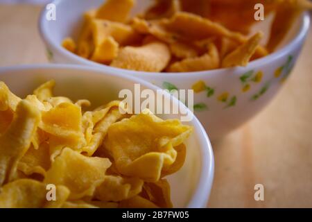 Vue rapprochée de la papdi gimiya et de la pakoda de ruban qui sont la cuisine populaire indienne salée. Sucré et salé indien préparé pendant les festivals. Banque D'Images