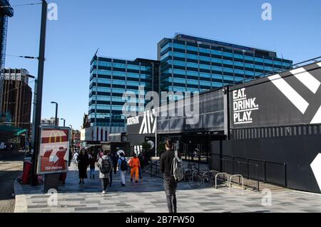 Croydon, Royaume-Uni - 2 octobre 2019 : piétons passant devant les offres de restauration et de bar du développement de Boxpark dans East Croydon un matin ensoleillé d'automne Banque D'Images