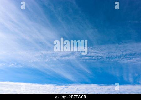 Cirrus et Cirrocumulus nuages contre le ciel bleu. Arrière-plan naturel. Phénomènes atmosphériques. Banque D'Images