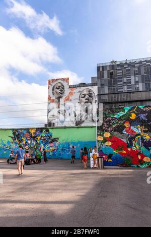 Visiteurs à l'intérieur de Wynwood Walls, Wynwood Art District, Miami, Floride, États-Unis. Banque D'Images