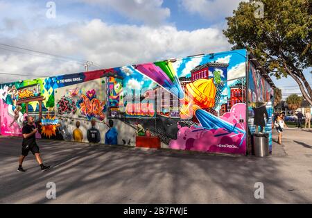 Visiteurs à l'intérieur de Wynwood Walls, Wynwood Art District, Miami, Floride, États-Unis. Banque D'Images
