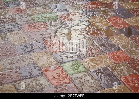 Carreaux de trottoir recouverts de glace et de glace.contexte d'un trottoir couvert de neige gros plan Banque D'Images