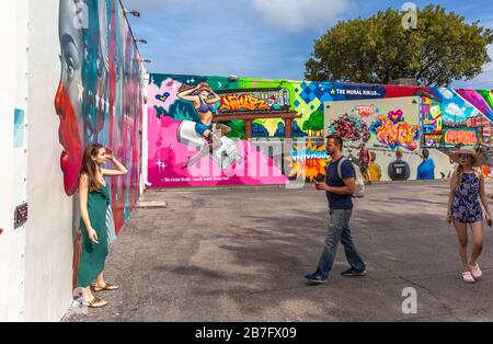 Visiteurs à l'intérieur de Wynwood Walls, Wynwood Art District, Miami, Floride, États-Unis. Banque D'Images