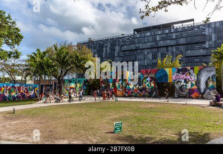 Visiteurs à l'intérieur de Wynwood Walls, Wynwood Art District, Miami, Floride, États-Unis. Banque D'Images