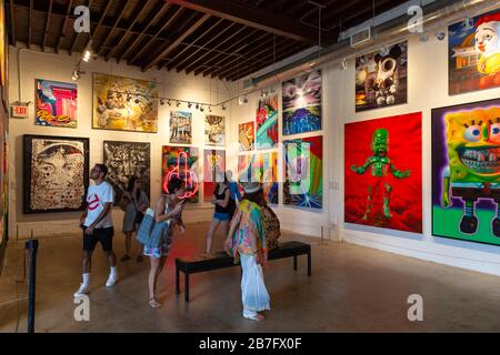 Un groupe de visiteurs à l'intérieur de la galerie Wynwood Walls, Wynwood Art District, Miami, Floride, États-Unis. Banque D'Images