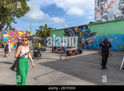 Visiteurs à l'intérieur de Wynwood Walls, Wynwood Art District, Miami, Floride, États-Unis. Banque D'Images