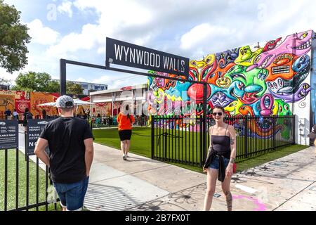 Visiteurs à l'entrée principale de Wynwood Walls, Wynwood Art District, Miami, Floride, Royaume-Uni. Banque D'Images