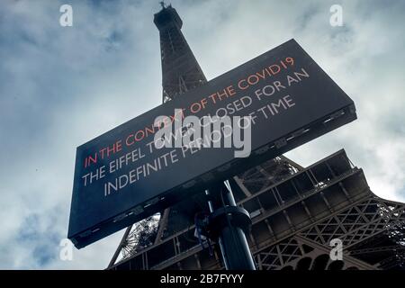 Paris, France - 15 mars 2019 : signe montrant la fermeture de la tour Eiffel en raison de Covid-19 avec la tour Eiffel et ciel couvert dans l'arrière-plan Banque D'Images