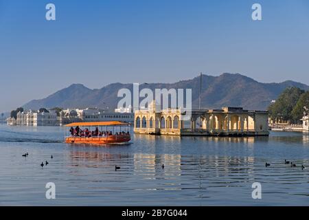 Mohan Mandir Et Lake Palace Lac Pichola Udaipur Rajasthan Inde Banque D'Images