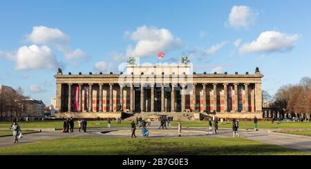 Vue panoramique sur le musée appelé Altes (ancien musée) avec nuages de fleurs et ciel bleu. Les touristes marchaient à proximité. Architecture néoclassique, site de l'UNESCO. Banque D'Images