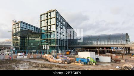 Panorama haute résolution de la Berliner Hauptbahnof (gare principale). Travaux de construction (Baustelle) au premier plan. Banque D'Images