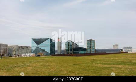 Panorama des bâtiments situés à Berlin Mitte / Moabit. De gauche à droite : Hotel Steigenberger, le Cube, Berlin Hauptbahnhof (gare principale). Banque D'Images