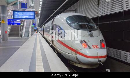 Vue le long d'un train Intercity Express (ICE) - en attente des passagers à Berlin Hauptbahnhof (gare principale). Train à grande vitesse allemand - troisième génération Banque D'Images