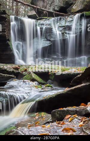 Photo verticale des chutes d'Elakala sur Shays Run à Blackwater Parc national de Falls en Virginie-Occidentale Banque D'Images