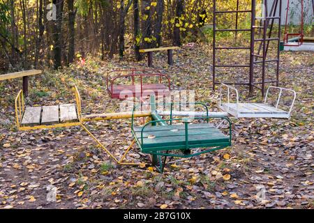Aire de jeu pour enfants vide en automne dans la campagne Banque D'Images