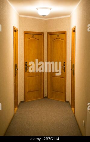 Plan vertical de portes en bois dans un hôtel à l' fin d'une salle Banque D'Images