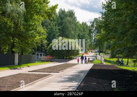 MOSCOU, JULE 20, 2019: Dans un parc de la ville un après-midi d'été Banque D'Images